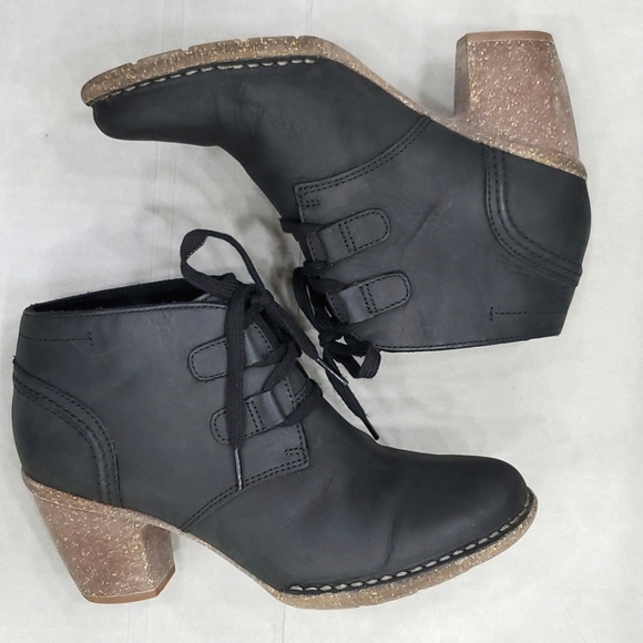 Clarks Unstructured Carleta Lyon booties women's 9.5 black oily leather gum sole - Picture 6 of 12